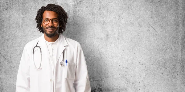 Gutaussehender Afrikanisch Amerikanischer Arzt Fröhlich Und Mit Einem Breiten Lächeln — Stockfoto