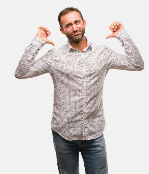 Kaukasier Auf Grauem Brackground Zeigt Mit Dem Finger Beispiel Folgen — Stockfoto