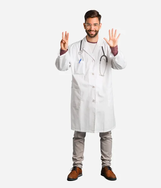 Jovem Médico Homem Mostrando Número Oito — Fotografia de Stock