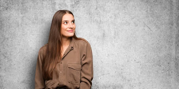 Giovane Donna Caucasica Sognando Raggiungere Obiettivi Scopi — Foto Stock