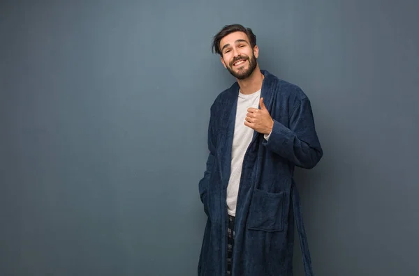 Homem Vestindo Pijama Sorrindo Levantando Polegar — Fotografia de Stock