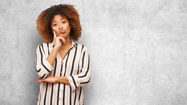 Ung Svart Afro Kvinna Tvivla Och Förvirrad — Stockfoto