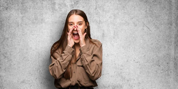 Unga Kaukasiska Kvinna Ropade Något Gärna Främst — Stockfoto