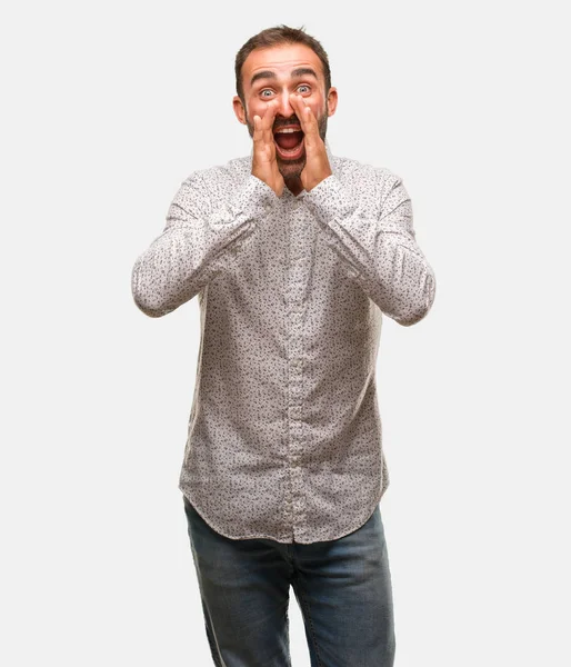 Caucasian Man Grey Brackground Shouting Something Happy Front — Stock Photo, Image