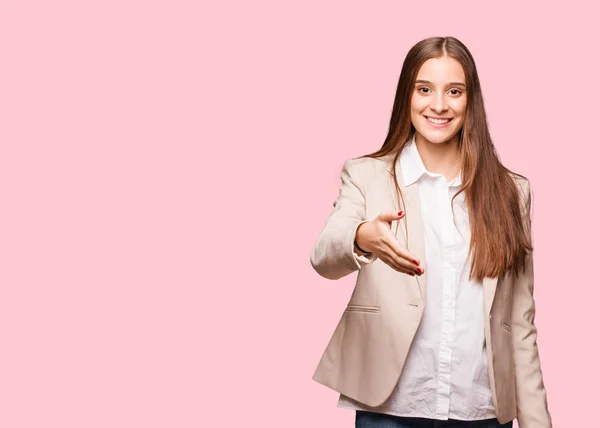 Junge Kaukasische Geschäftsfrau Reicht Jemandem Die Hand Ihn Begrüßen — Stockfoto