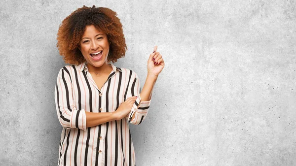 Jeune Afro Noir Femme Pointant Vers Côté Avec Doigt — Photo