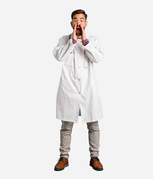 Jovem Médico Homem Gritando Algo Feliz Para Frente — Fotografia de Stock