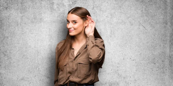 Giovane Donna Caucasica Tenta Ascoltare Pettegolezzo — Foto Stock