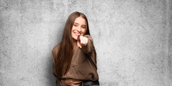 Junge Kaukasische Frau Träumt Davon Ziele Und Ziele Erreichen — Stockfoto