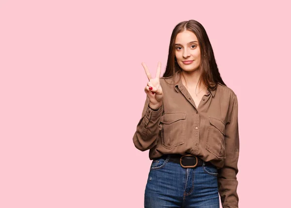 Jonge Kaukasische Vrouw Weergegeven Nummer Twee — Stockfoto