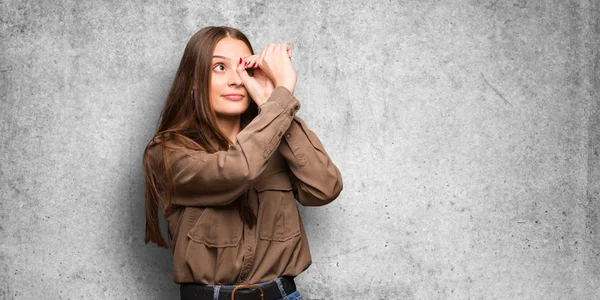 Jeune Femme Caucasienne Faisant Geste Verre Espion — Photo