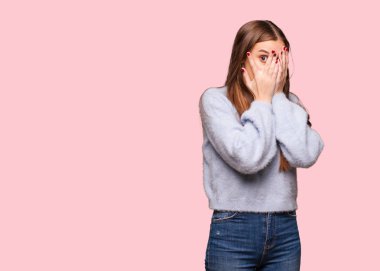 Genç kafkas kadın endişeli ve korkmuş hissediyor