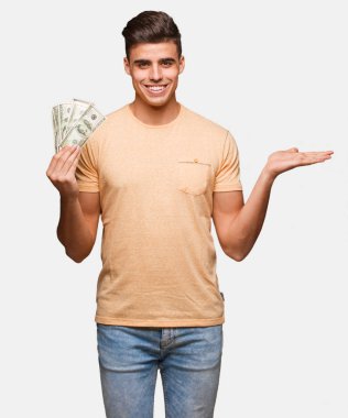 El ile bir şey tutan dolar tutan genç adam