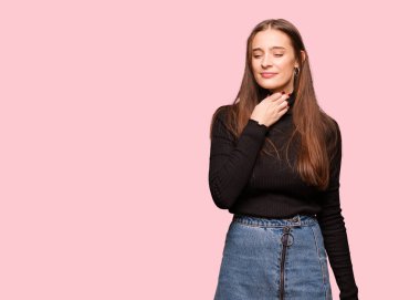 Genç Sevimli Kadın öksürük, bir virüs ya da enfeksiyon nedeniyle hasta