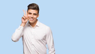 Genç iş cool adam eğlenceli ve mutlu bir jest zafer yapıyor