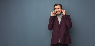 İş modern insan elleriyle kulaklarını kapsayan