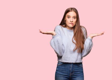 Genç Kafkas kadın karışık ve şüpheli