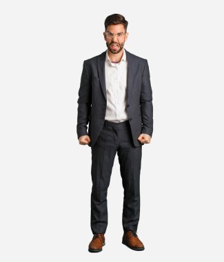 Çok sinirli ve agresif çığlık genç yakışıklı iş adamı