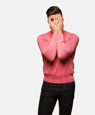 Genç komik adam endişeli ve korkmuş hissediyor