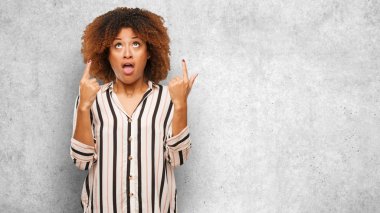 Bir şey göstermek için yukarıyı genç siyah afro kadın şaşırttı