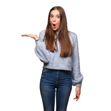 Bir şey palm el tutan genç beyaz kadın