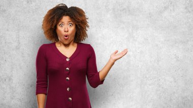 Bir şey palm el tutan genç siyah afro kadın