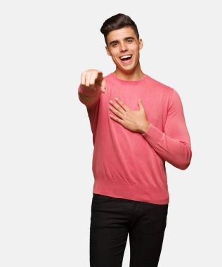 Hedefleri ve amaçları gerçekleştirmek genç komik adam rüyalar