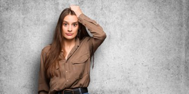 Boğulmuş ve endişeli genç Kafkas kadın