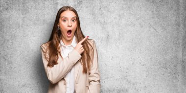 Kafkasyalı genç iş kadını yan tarafı işaret ediyor.