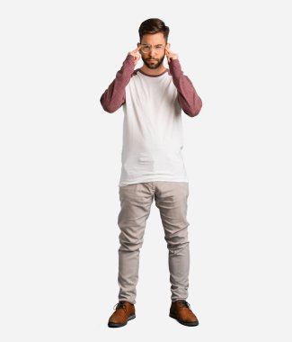 Yakışıklı delikanlı bir konsantrasyon jest yapıyor