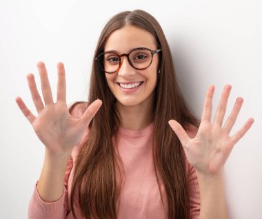 Genç sevimli kadın gösteren No 10