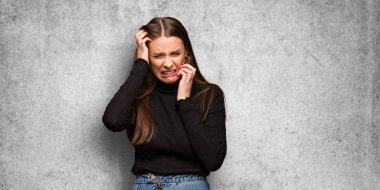 Genç sevimli kadın çaresiz ve üzgün