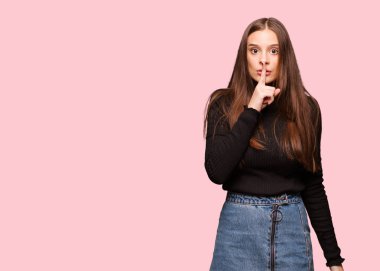 Bir sırrı saklamak veya sessizlik için soran genç sevimli kadın