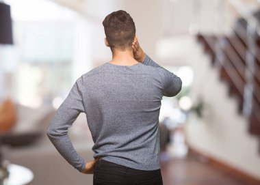 Bir şey hakkında düşünmeye arkasından yakışıklı delikanlı