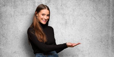 Elleriyle bir şey tutan genç Sevimli Kadın