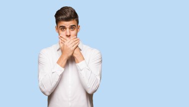 Genç iş adamı şaşırdı ve şok oldu.