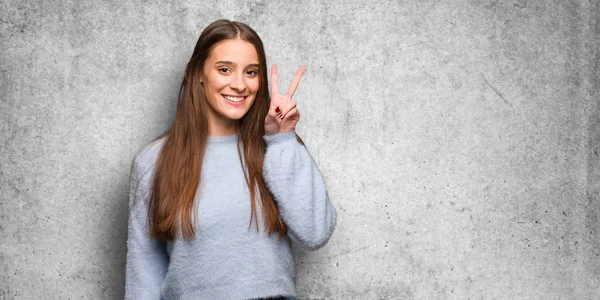 Jeune Femme Caucasienne Amusant Heureux Faire Geste Victoire — Photo