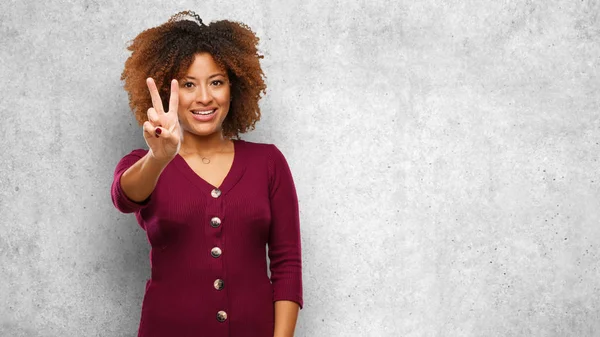 Young Black Afro Woman Showing Number Two — Stock Photo, Image