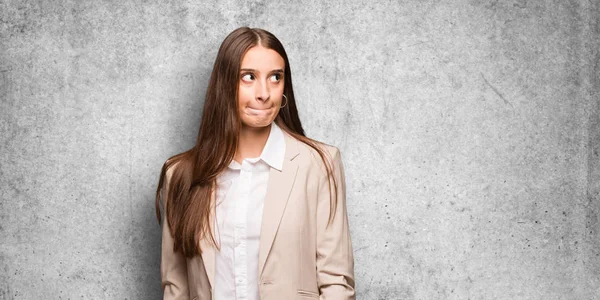 Junge Kaukasische Geschäftsfrau Denkt Über Eine Idee Nach — Stockfoto