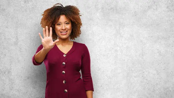 Young Black Afro Woman Showing Number Five — Stock Photo, Image