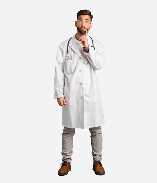 Giovane Medico Uomo Dubitare Confuso — Foto Stock