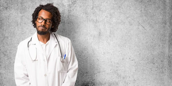 Bonito Médico Afro Americano Duvidoso Confuso Pensando Uma Ideia Preocupado — Fotografia de Stock