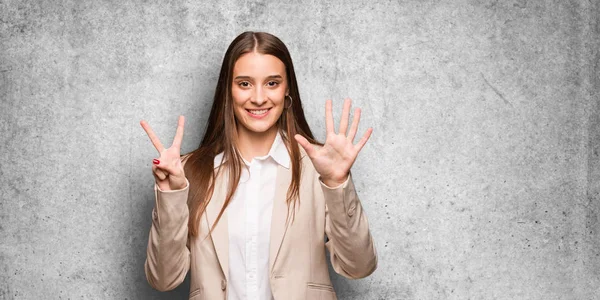 Joven Mujer Negocios Caucásica Mostrando Número Siete — Foto de Stock