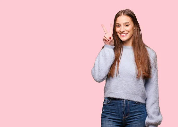 Joven Mujer Caucásica Divertida Feliz Haciendo Gesto Victoria —  Fotos de Stock