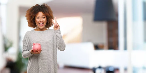 Jovem Mulher Negra Segurando Porquinho Banco Divertido Feliz Fazendo Gesto — Fotografia de Stock