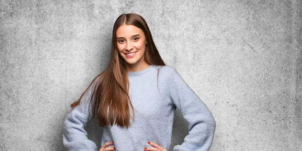 Mujer Joven Caucásica Con Las Manos Las Caderas —  Fotos de Stock