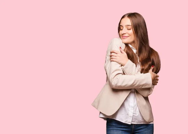 Jovem Mulher Negócios Caucasiana Dando Abraço — Fotografia de Stock