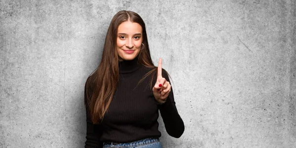 Jeune Femme Mignonne Montrant Numéro — Photo