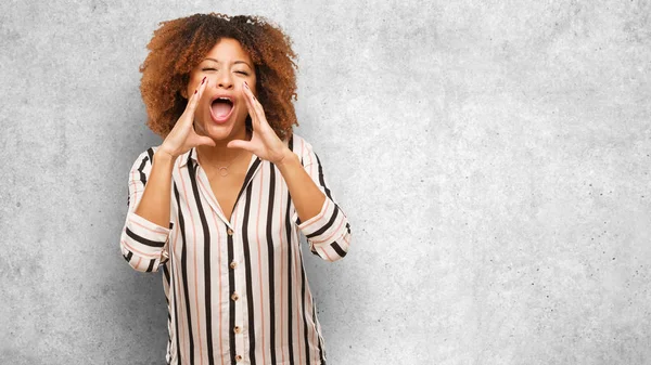 Young Black Afro Woman Shouting Something Happy Front — Stock Photo, Image