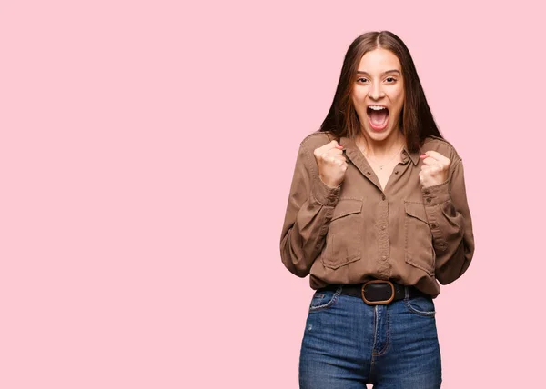 Joven Mujer Caucásica Gritando Muy Enojado Agresivo —  Fotos de Stock